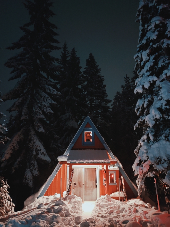 lumière nuit cabane bois véranda image paysage hiver photogprahie neige arbres sapin enneigé