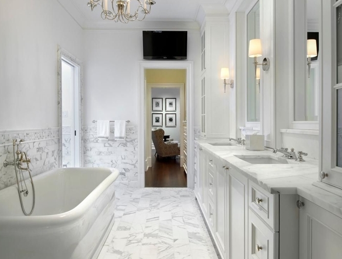 lustre bougies cristaux baignoire autoportante carrelage marbre blanc salle de bain moderne petit espace total blanc