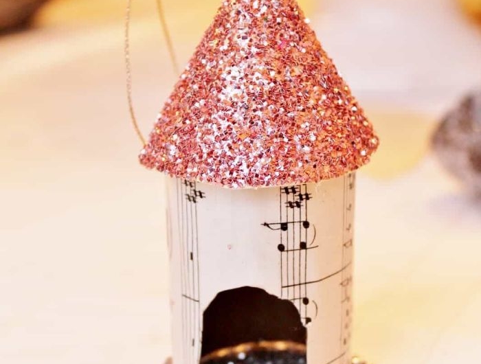 mangeoire oiseaux maison ornement decoration de noel avec papier musique et papier pailleté décoration de noel à fabriquer en papier