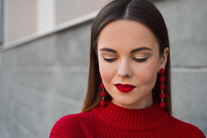 maquillage de noel avec du rouge à lèvres rouge pull rouge des sourcils à fards dorés tendance 2020, conseil maquillage original