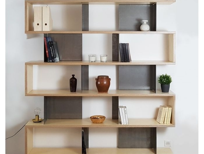 meuble bibliothèque design de bois et métal avec plusieurs rangements livres et objets de décoration