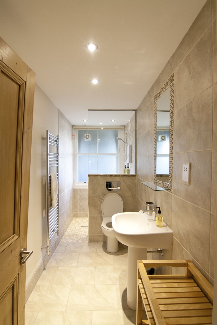 meuble bois rangement serviettes de bain aménager une petite salle de bain évier sur pied miroir rectangulaire