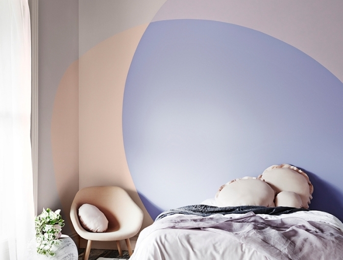 motif peinture mur design intérieur tendance couleur mur décoration chambre à coucher linge de lit lavande chaise pieds bois