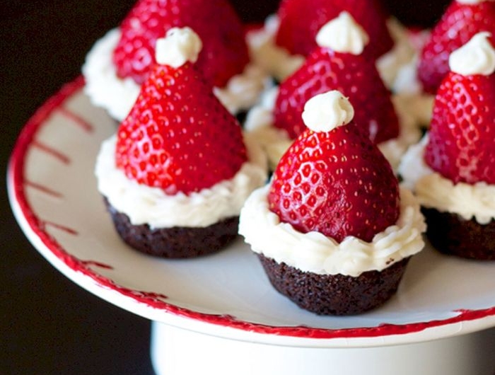 muffins chapeau de pere noel décoré de crème fraîche et de fraise dessert de noel léger et simple
