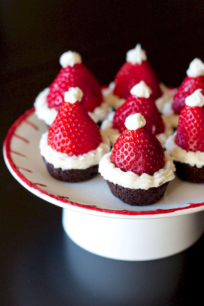 muffins chapeau de pere noel décoré de crème fraîche et de fraise dessert de noel léger et simple
