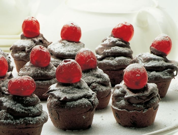 muffins chocolat moelleux avec decoration de cerise et de sucre glace idee gateau noel original et faicle a faire