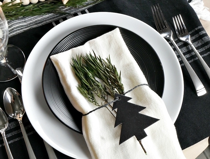 nappe noir et gris rayures assiette ronde blanche deco table noel nature en blanc et noir avec guirlande en perles bois
