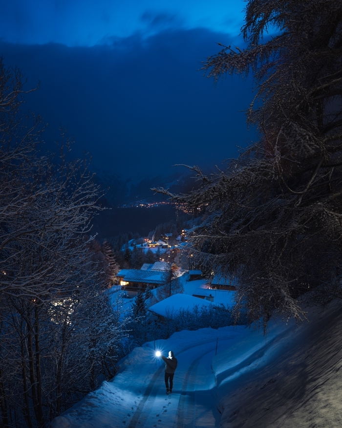 nature ciel nocturne arbres neige chemin garçon lumières village noel paysage montagne hiver