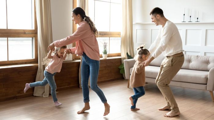 organsier une soirée danse en famille apprendre aux enfants de danser s amuser idée occupation activité en famille amusante
