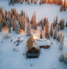 paysage hiver nature montagne enneigée lumière rayons de soleil reflets arbres couronne enneigée cabane en bois