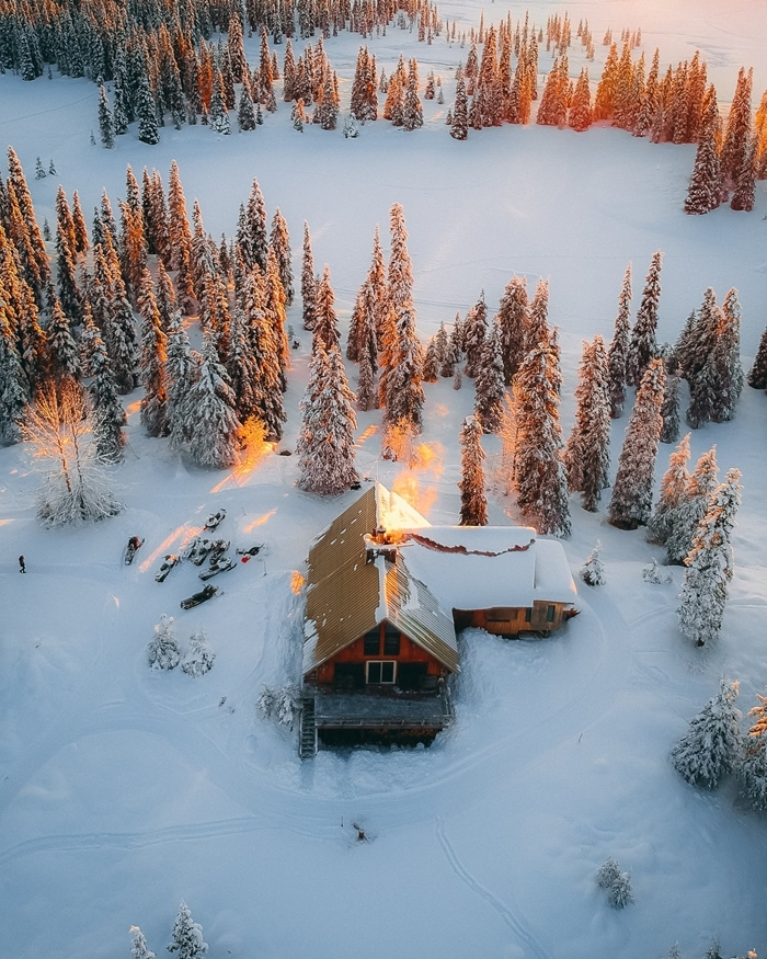 paysage hiver nature montagne enneigée lumière rayons de soleil reflets arbres couronne enneigée cabane en bois