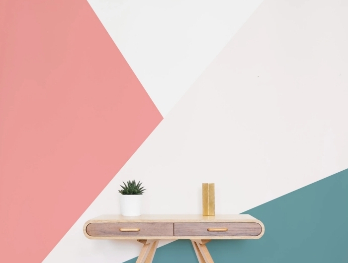 peinture geometrique moderne commode meuble bois accessoires déco pot fleur blanc parquet bois gris clair mur accent