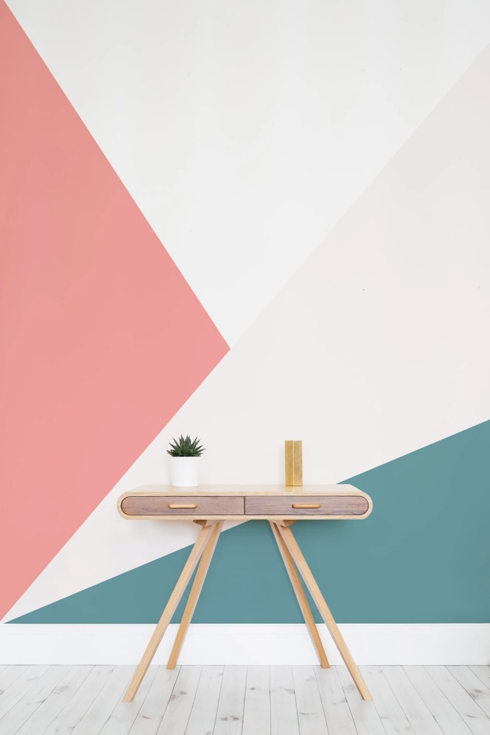 peinture geometrique moderne commode meuble bois accessoires déco pot fleur blanc parquet bois gris clair mur accent