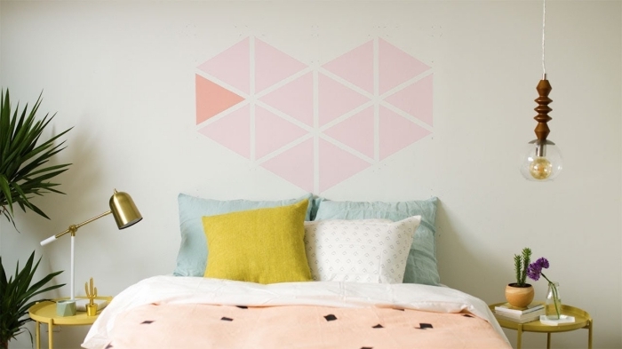 peinture géométrique chambre coeur en triangles peinture tête de lit diy avec peinture murale rose table chevet dorée lampe