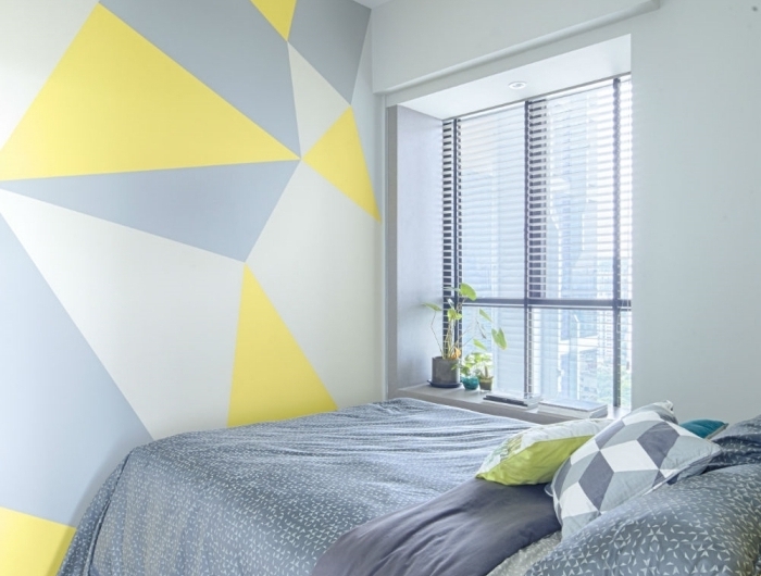 peinture géométrique chambre décoration petit espace couleur petite chambre mur gris clair formes triangulaires jaunes