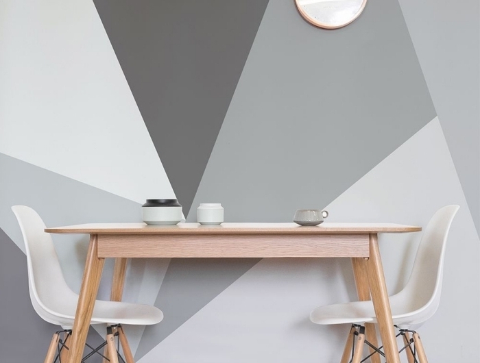peinture mur triangle horloge décoration petite salle à manger table bois clair chaise blanche revêtement parquet sol stratifié gris clair