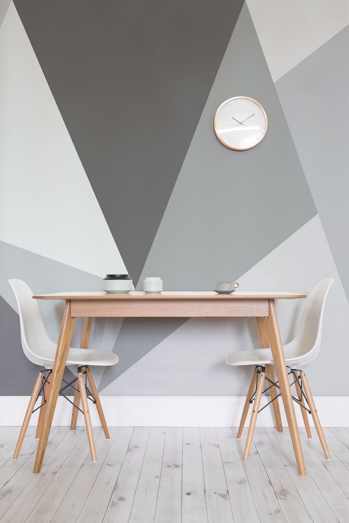 peinture mur triangle horloge décoration petite salle à manger table bois clair chaise blanche revêtement parquet sol stratifié gris clair