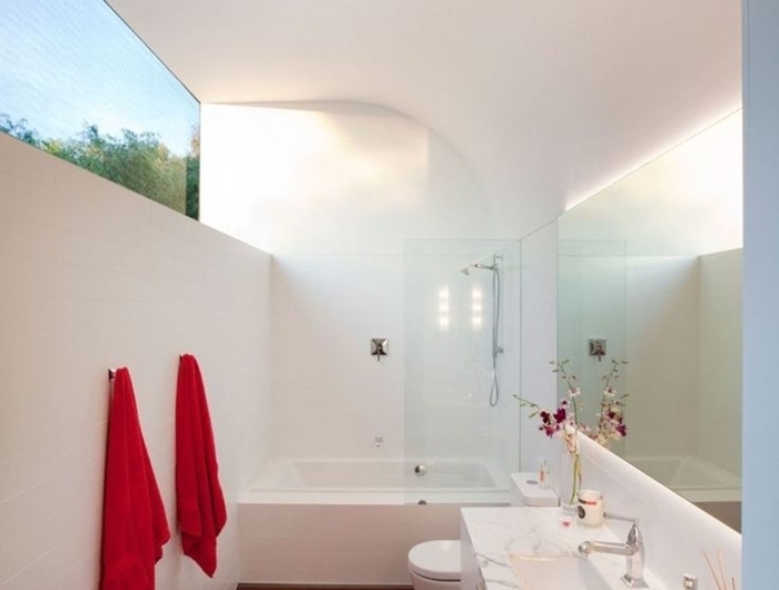 peinture murale blanche serviette de bain rouge petite salle de bain avec baignoire blanche miroir marbre