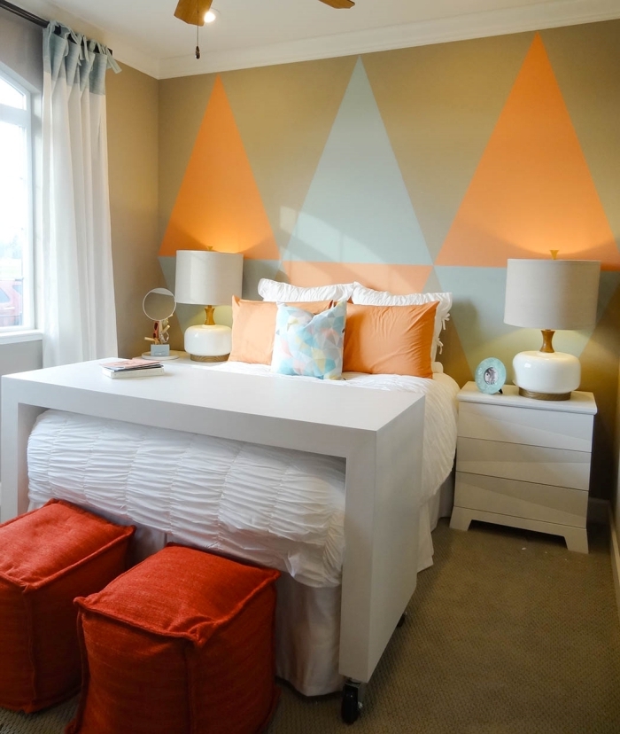 peinture triangle chambre décoration chambre rideaux blancs lampe de chevet blanche meubles sans poignées