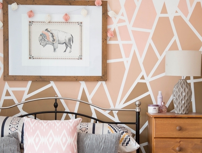 peinture triangle chambre fille cadre photo bois foncé guirlande lumineuse tête de lit fer coussins décoratifs meuble commode bois