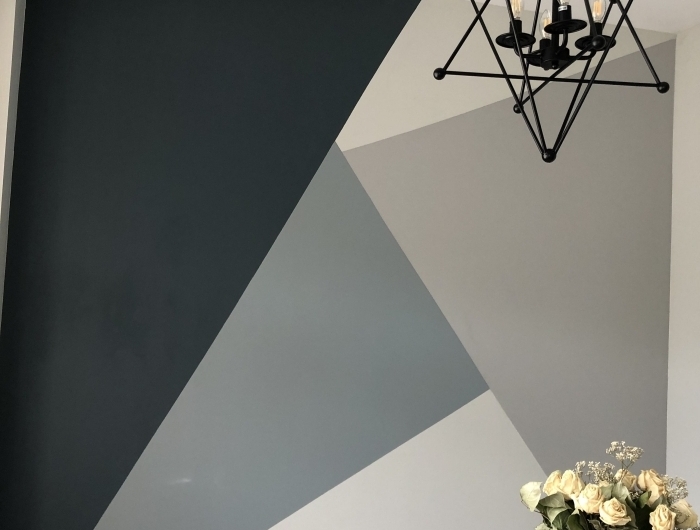 peinture triangle luminaire métal noirci bouquet de roses séchées vase verre tendance accent mur peinture nuances de gris