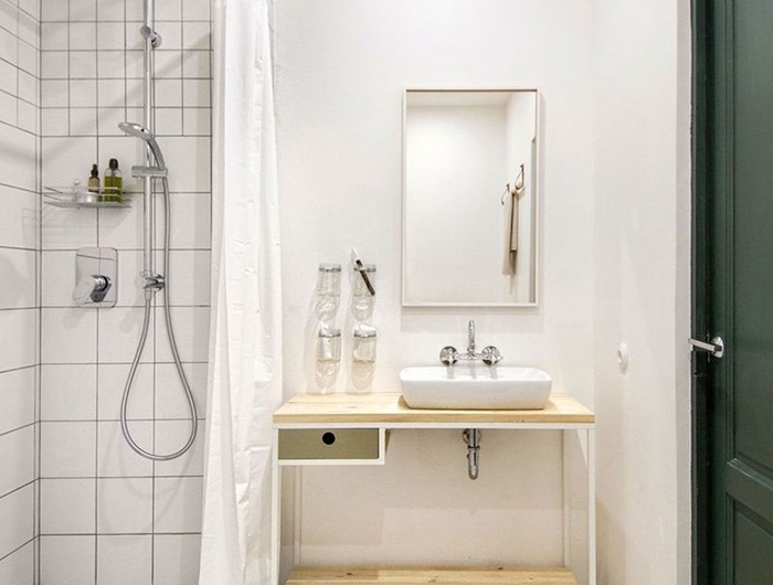 petite salle d eau décoration blanche peinture carrelage blanc robinet inox douche pluie spot med porte vert foncé
