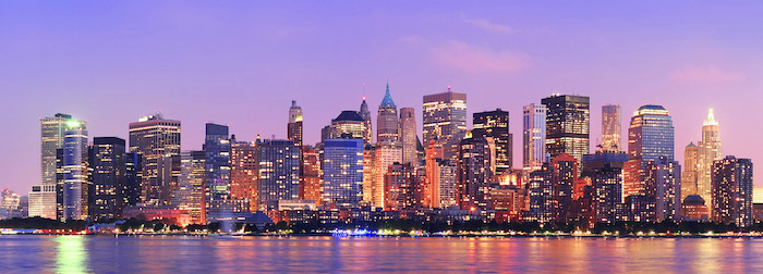 photo de ville new york pendant la nuit des gratte ciels au bord de la rive