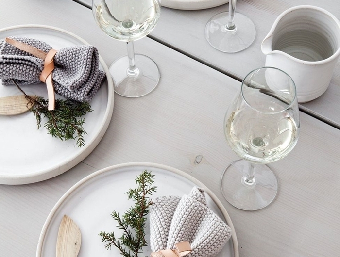 pliage serviette blanche idée deco noel diy style minimaliste table bois blanc assiette ronde blanche brin sapin