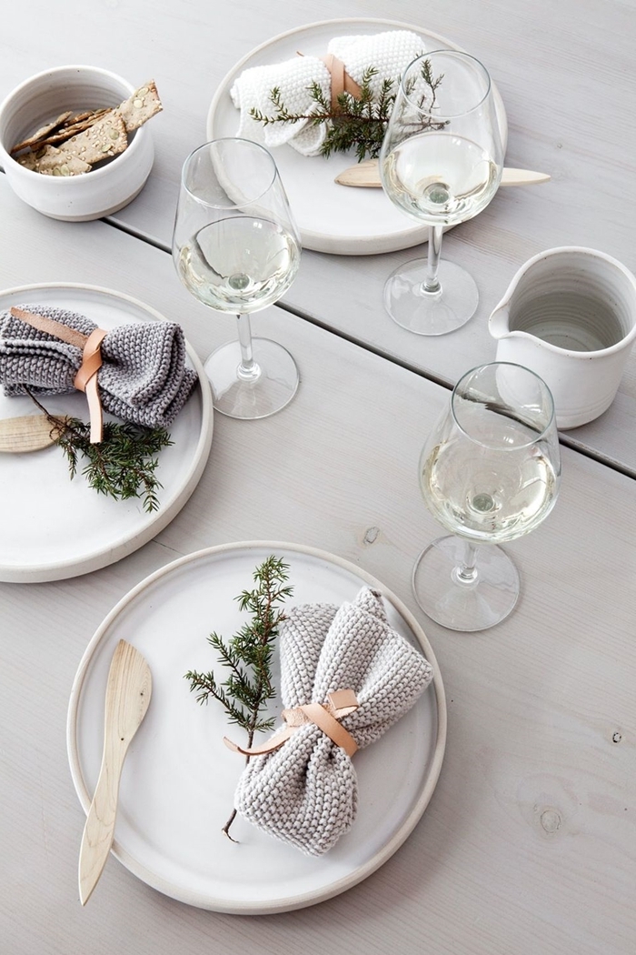 pliage serviette blanche idée deco noel diy style minimaliste table bois blanc assiette ronde blanche brin sapin