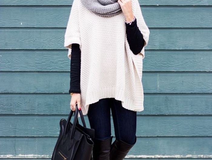 poncho laine femme combine avec un jean noir et des bottes une femme avec une echarpe et sac en cuir