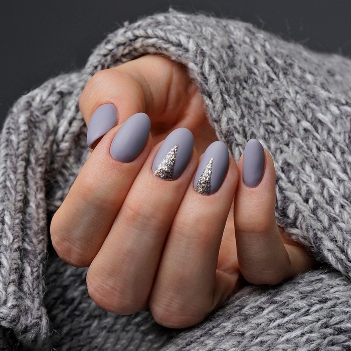 pull over crochet gris deco ongle gel couleur gris vernis finition mate hiver tendance ongles nail art pailleté