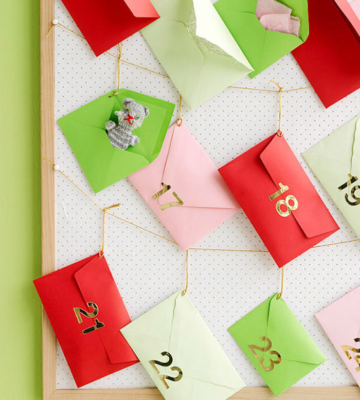 quoi mettre dans un calendrier de l avent des petites enveloppes colles sur un panneau pour des cadeaux petits