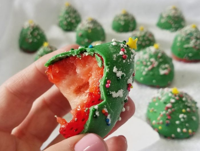 recette chocolat noel idée de fraises couvert de chocolat blanc coloré de vert avec decorations sucrées moif noel