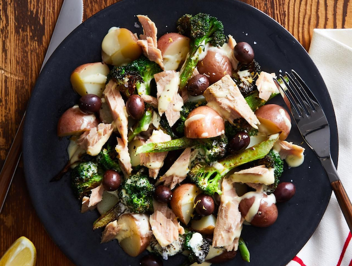 recette entree froide avec des pommes du poulet et des broccolis salade garni de citron.jpg