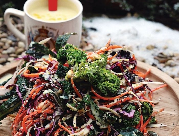recette reconfortante pour une salade d hiver avec des broccollis servie avec une tasse de smoothie