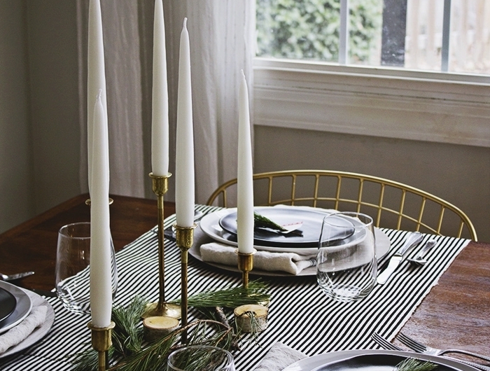 rideaux blancs chaise or deco table noel nature nappe blanc et noir assiette ronde noire bougeoir or rondelles bois