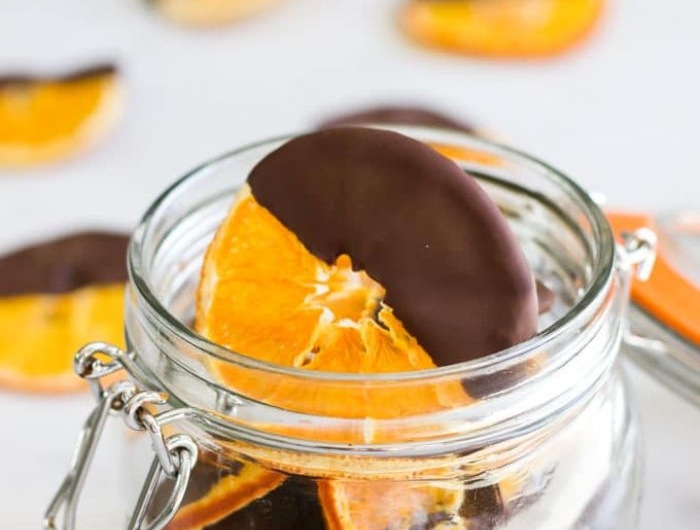 rondelles d orange séchées avec couverture de chocolat au lait dans pot en verre idée dessert healthy de noel