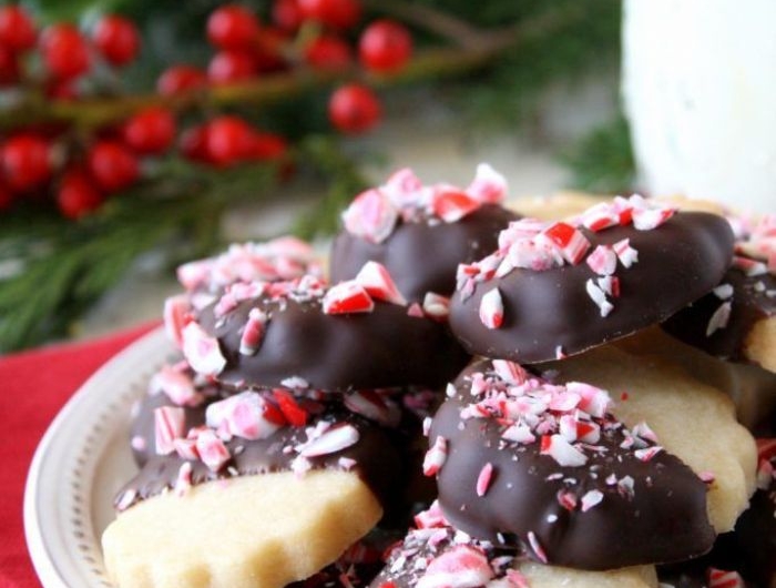 sablé de noel au beurre claddique avec couverture chocolat au lait et des bonbons menthe poivrée broyés