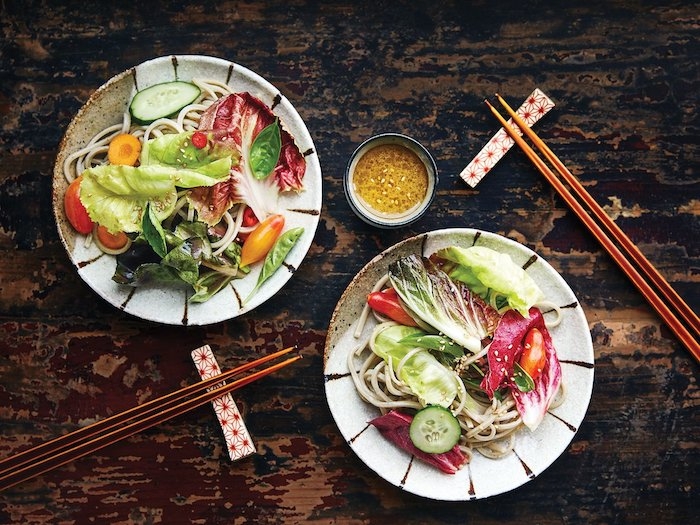 salade asiatique d hiver avec des crudites et de vinagraitte sucre aigre idee de servir avec baguettes