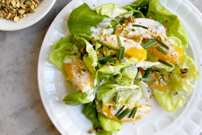 salade composee facile et originale avec de la cibouille et des oranges une assiette de noix a cote