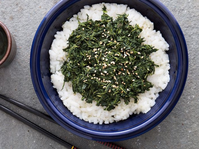 salade composee facile et originale avec du riz des algues et des sesames recette japponnaise