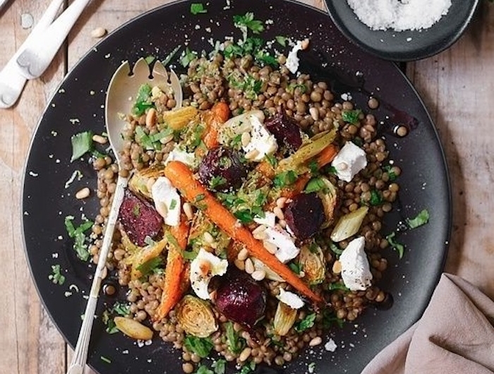 salade d hiver avec carottes et bettrave idee de servir avec deux bols de sel et de poivre noir sur une table en bois