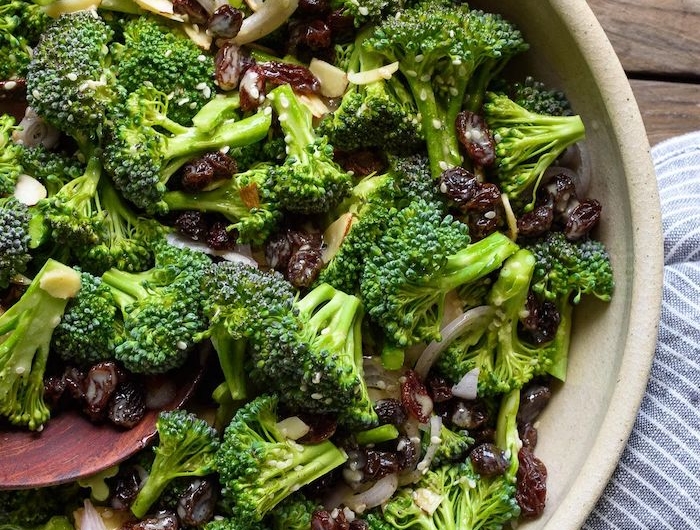 salade d hiver avec des broccolis des raisns et d oignon recette simple et facile servie dans un bol