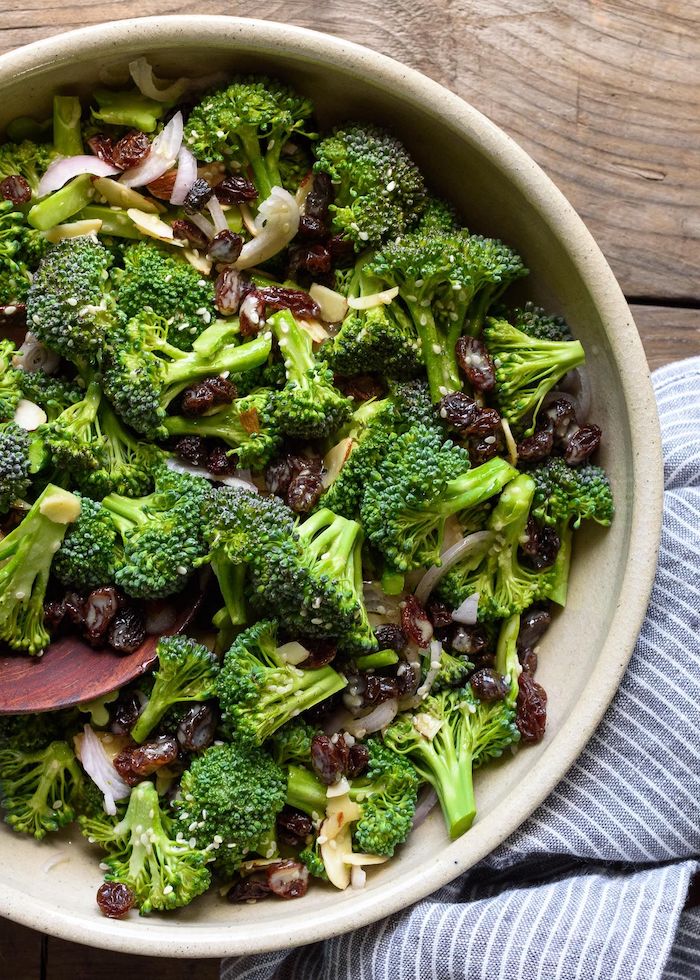 salade d hiver avec des broccolis des raisns et d oignon recette simple et facile servie dans un bol