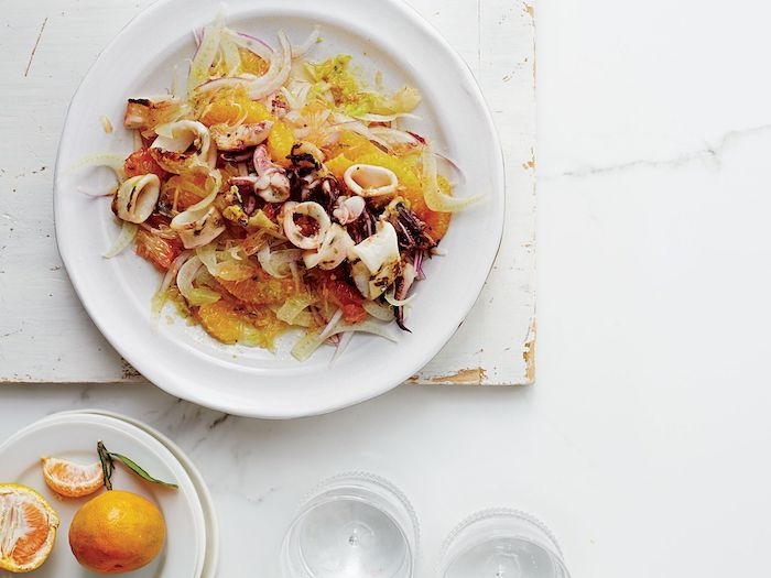 salade d orange avec des calamars et fenouil recette gourmet servi sur une table en marbre