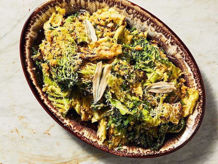 salade se saison avec des broccollis et du poulet dans un bol elipse ceramique