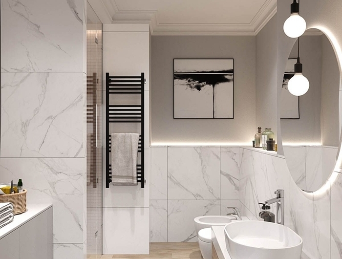 salle de bain en longueur décoration style moderne carrelage marbre miroir led rond lampe suspendue