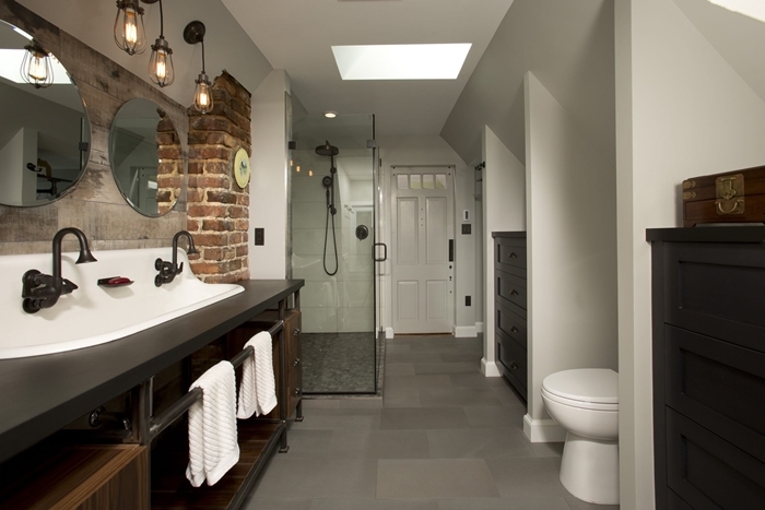 salle de bain italienne petite surface décoration blanc et noir mat mur briques rouges style industriel lampe métal