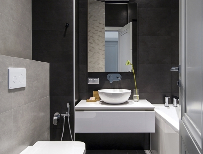 salle de bain moderne petit espace décoration blanc et gris mur carrelage noir miroir évier meuble blanc