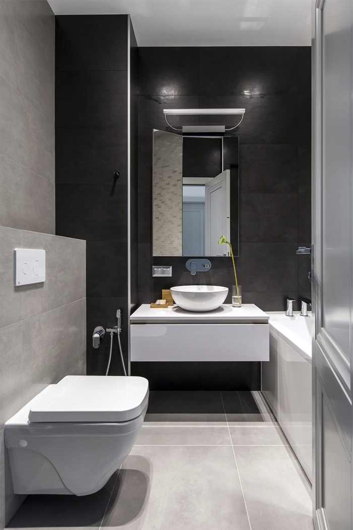 salle de bain moderne petit espace décoration blanc et gris mur carrelage noir miroir évier meuble blanc